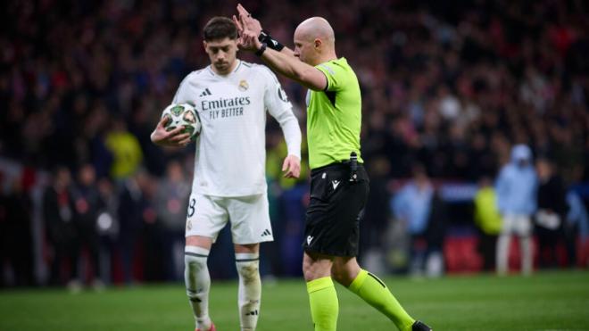 Fede Valverde, antes de lanzar su penalti en el Atlético-Real Madrid (foto: Cordon Press).