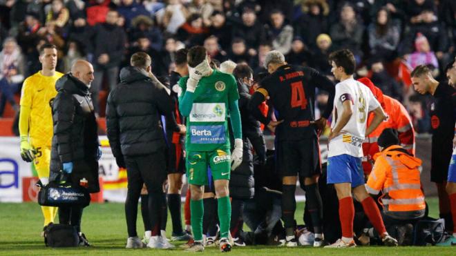 Carles Miñarro atendió al jugador del Barbastro tras el golpe con Iñigo Martínez (Cordon Press)