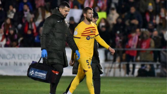 Iñigo Martínez, tras el golpe con el jugador del Basbastro que también atendió Carles Miñarro (Cordon Press).