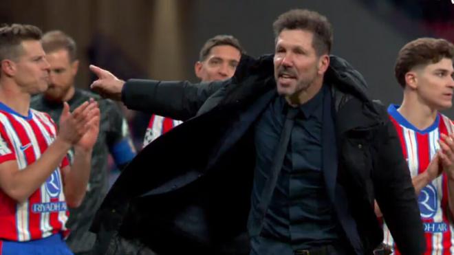 Simeone pidiendo a la grada que animara (Captura Movistar)