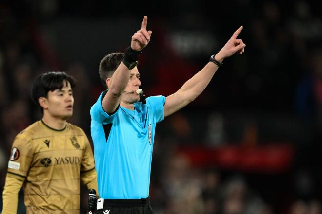 El árbitro Benoit Bastien, durante el Manchester United - Real Sociedad (Foto: CordonPress).