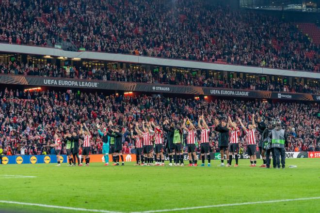 Los jugadores del Athletic aplauden a la afición en San Mamés (FOTO: Cordón Press).