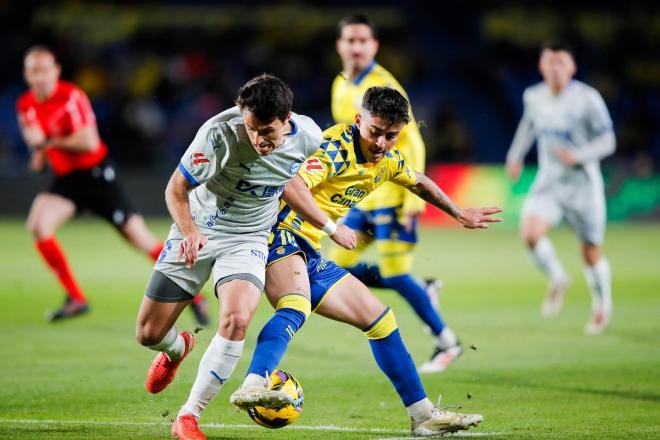 Ander Guevara y Moleiro pugnan por un balón en el UD Las Palmas-Alavés (Foto: LaLiga).