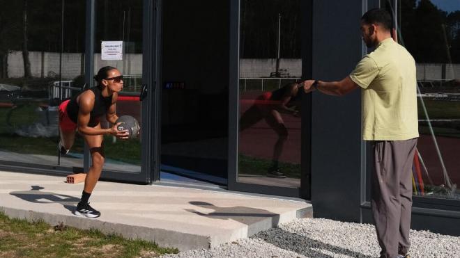 Ana Peleteiro preparándose para el Mundial de atletismo con su entrenador y marido (Foto: @apeleteirob)