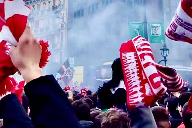 Bufandeo ante el hotel para el reciente partido europeo ante la AS Roma en San Mamés (Foto: Athletic Club).
