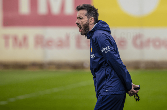 Carlos Corberán en un entrenamiento