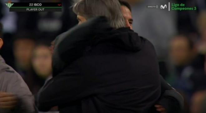 El abrazo de Isco y Pellegrini en Guimaraes.