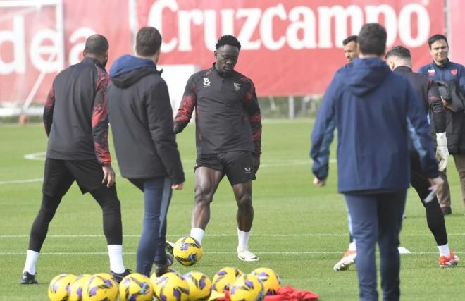 Akor Adams, entrenando con el Sevilla (Foto: Kiko Hurtado).