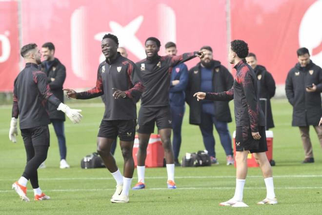 Rubén Vargas y Akor Adams, entrenando con el Sevilla (Foto: Kiko Hurtado).