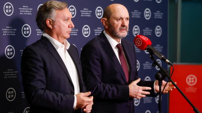 Medina Cantalejo y Rafael Louzán, presidentes del CTA y RFEF, respectivamente (Foto: EFE)