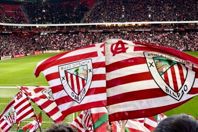 Banderas desplegadas en la grada ante la Roma en San Mamés (Foto: Athletic Club).