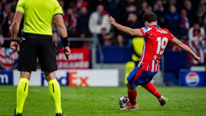 Julián Álvarez en el momento de lanzar el penalti con el Atlético de Madrid