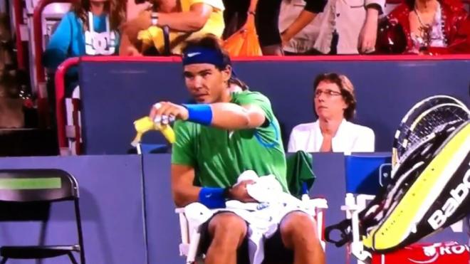 Rafa Nadal con un plátano en un partido de tenis (Foto: YouTube)