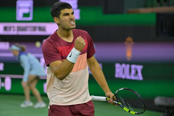 Carlos Alcaraz celebra su triunfo ante Cerúndolo en Indian Wells (FOTO: Corón Press).