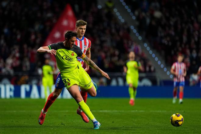 Antonio Raíllo batalla con Sorloth. (Foto: Cordon Press)