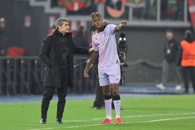 Ernesto Valverde da instrucciones a Nico Williams en el Athletic Club (Foto: CordonPress).