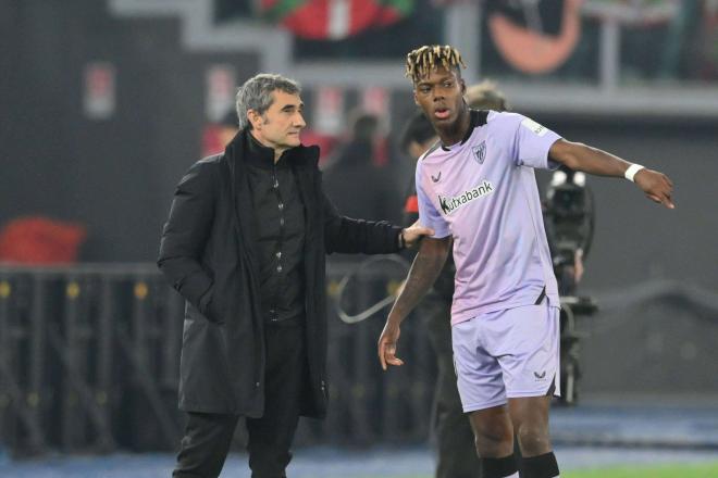 Ernesto Valverde da instrucciones a Nico Williams en el Athletic Club (Foto: CordonPress).