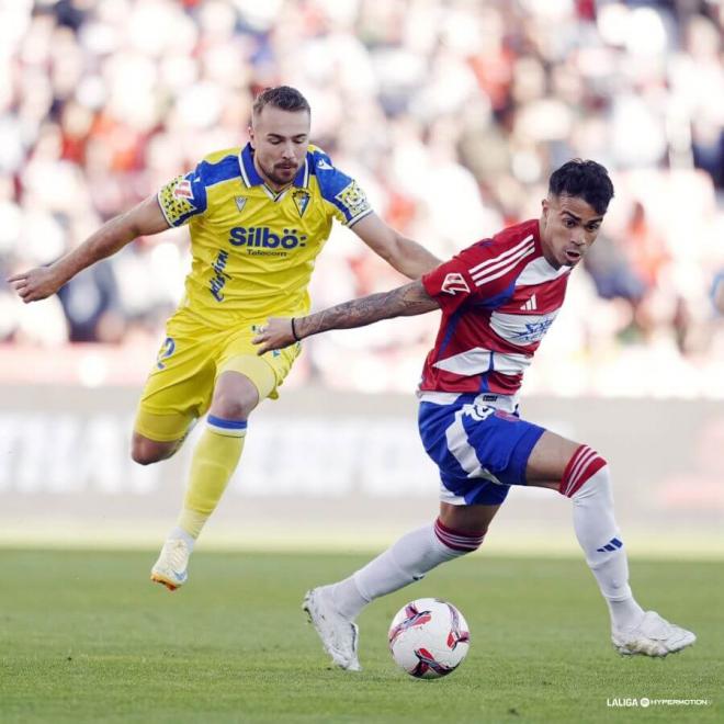 Javi Ontiveros ante el Granada. (Foto: LALIGA)