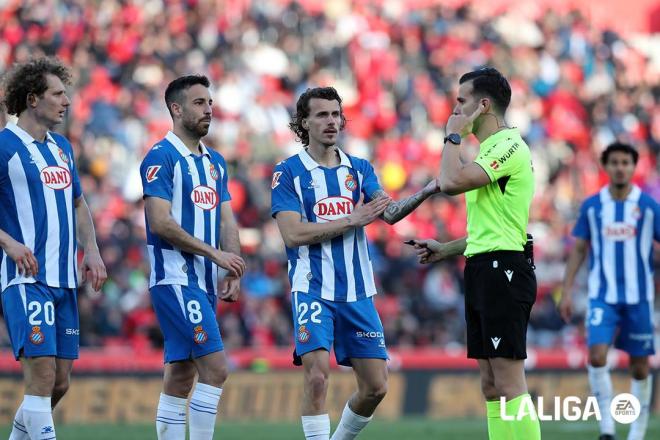 Quintero González consulta el VAR en el Mallorca - Espanyol (Foto: LALIGA).