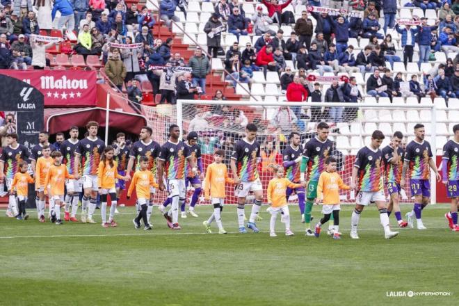 Los jugadores de Albacete y Málaga saltan al campo (Foto: LALIGA).