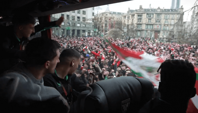 Maroan Sannadi alucina en el autobús con la afición a la salida del Hotel Carlton en Moyua (Foto: Athletic Club).