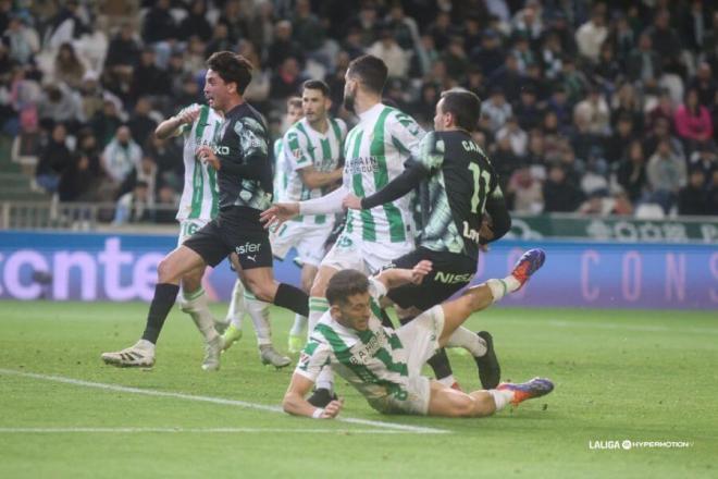 Carlos Dotor anota en el Córdoba-Sporting (Foto: LALIGA).