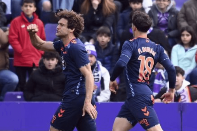 Marcos Alonso celebra su gol ante el Valladolid (Foto: LaLiga).