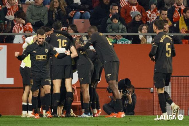 Los jugadores celebran el gol de Diego López en el Girona-Valencia (Foto: LaLiga).