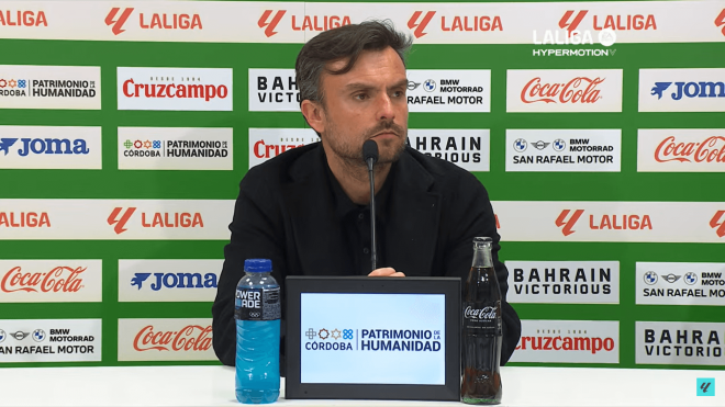 Rubén Albés, en sala de prensa en Córdoba.