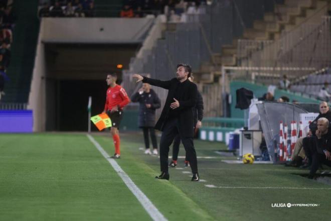 Rubén Albés da instrucciones durante el Córdoba-Sporting de Gijón (Foto: LALIGA).