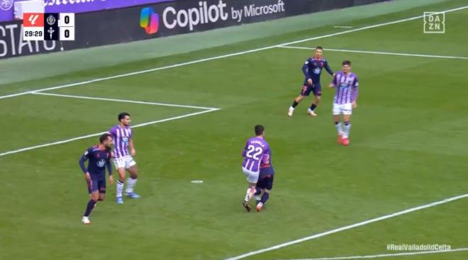 Penalti no señalado a Alfon en Valladolid. (Foto: DAZN)