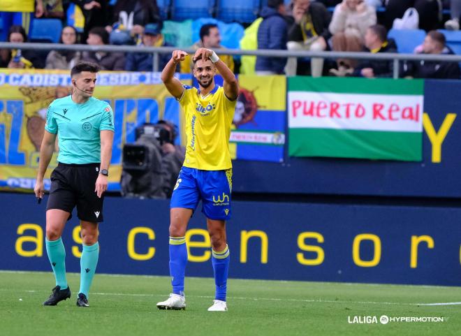 Gol de Chris Ramos tras el error de Diego Mariño en el Cádiz - Granada (Foto: LALIGA).