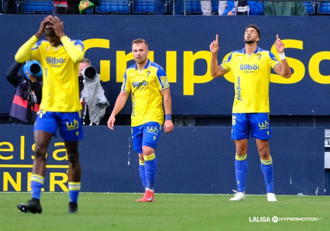 Javi Ontiveros y Chris Ramos, celebrando su gol en el Cádiz - Granada (Foto: LALIGA).