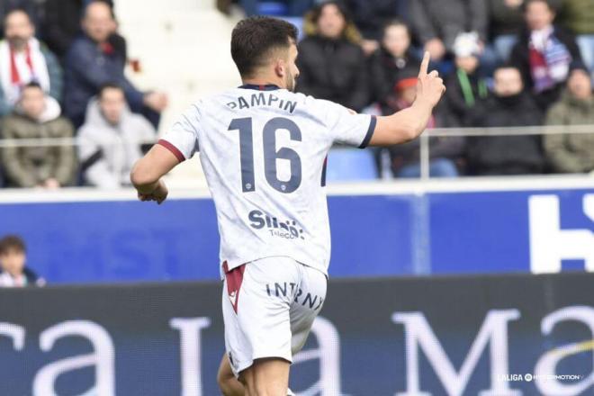 Diego Pampín celebra su gol en el Huesca-Levante (Foto: LALIGA).