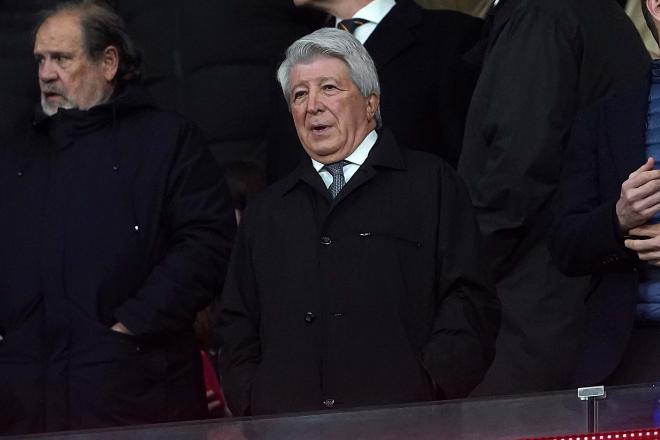 Enrique Cerezo, en el palco del Metropolitano (Foto: Cordon Press).