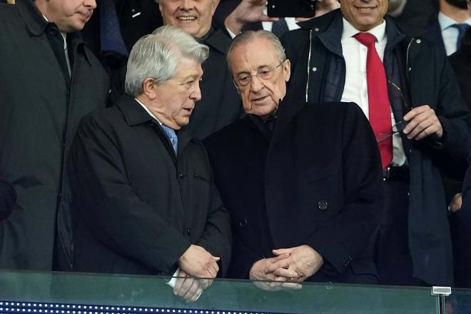 Enrique Cerezo, con Florentino Pérez en el palco del Metropolitano (Foto: Cordon Press).