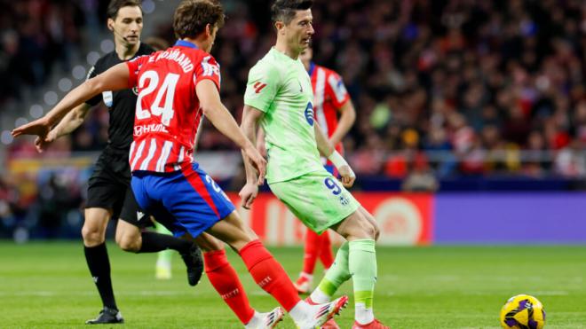 Robin Le Normand y Robert Lewandowski en el Metropolitano (Foto: EFE)