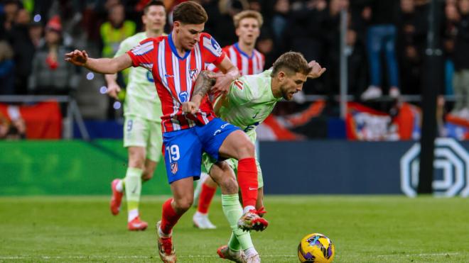 Julián Álvarez forcejeando con Íñigo Martínez (Foto: EFE)