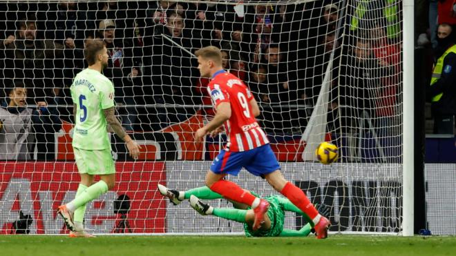 Alexander Sorloth anotando contra el FC Barcelona (Foto: EFE)