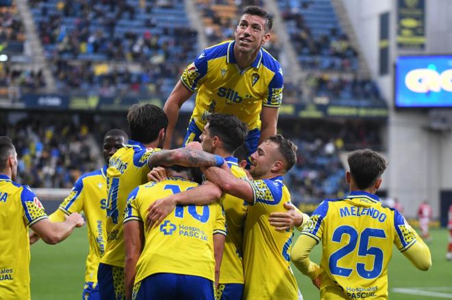 Rubén Alcaraz, Ontiveros y compañía celebran el gol en el Cádiz - Granada (Foto: LALIGA).