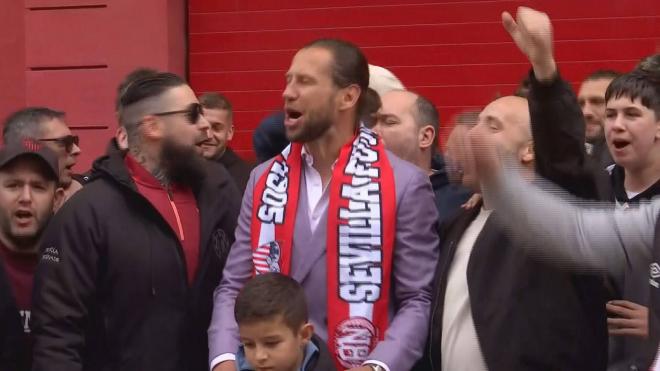 Grzegorz Krychowiak canta en la previa del Sevilla-Athletic.