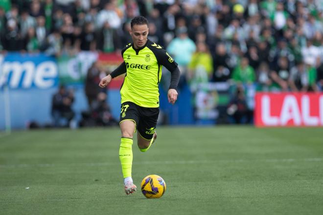 Antony conduce el balón en el Leganés-Betis (Foto: Cordon Press).