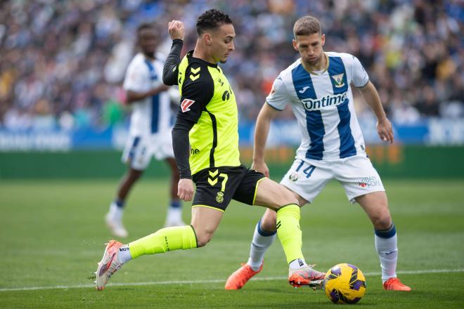 Antony golpea delante de Darko Brasanac el Leganés-Betis (Foto: Cordon Press).
