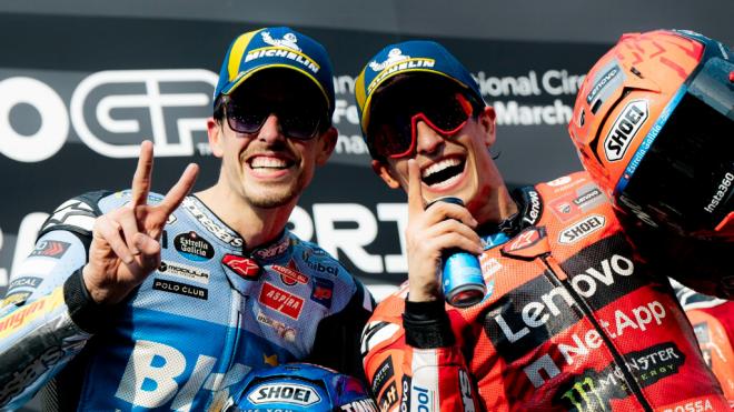 Álex y Marc Márquez, celebrando el podio en el Gran Premio de Tailandia (Foto: @alexmarquez93).