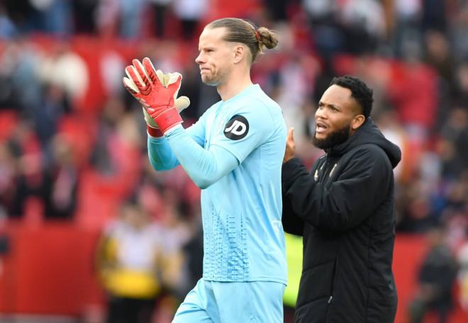 Orjan Nyland aplaude tras el Sevilla-Athletic (Foto: Kiko Hurtado).