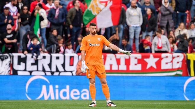 El meta Unai Simón, en el duelo vencido este domingo ante el Sevilla FC en el Ramón Sánchez-Pizjuán (Foto: Athletic Club).