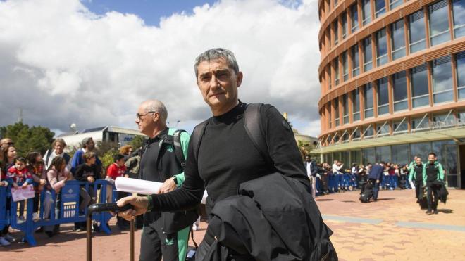 Ernesto Valverde llega para el partido ante el Sevilla en el Sánchez-Pizjuán (Foto: Athletic Club