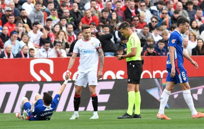 Saúl Ñíguez pudo ser perfectamente expulsado por pulido Santana en el partido del Sevilla FC ante el Athletic Club (Foto: Kiko Hurtado)