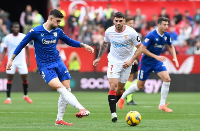 Unai Núñez e Isaac Romero, en el partido del Sevilla FC ante el Athletic Club (Foto: Kiko Hurtado)