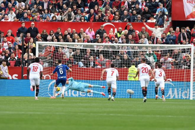 Nyland paró el penalti ante el Athletic (Foto: Kiko Hurtado)